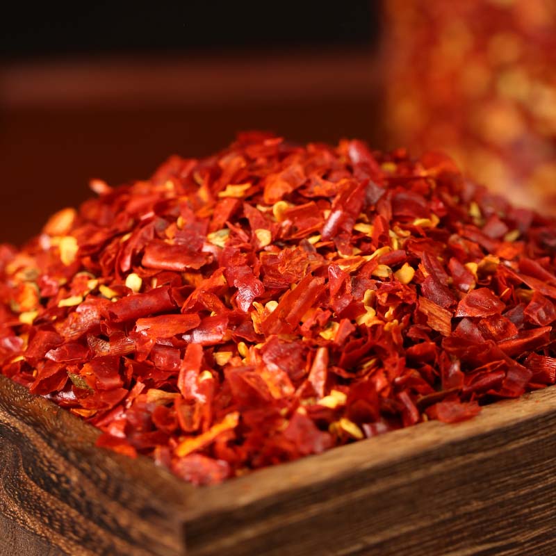Erjingtiao coarse chili flakes in a wooden box