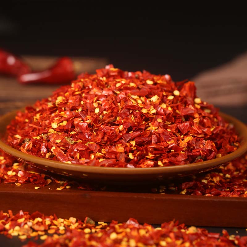 Erjingtiao coarse chili flakes on a wooden plate