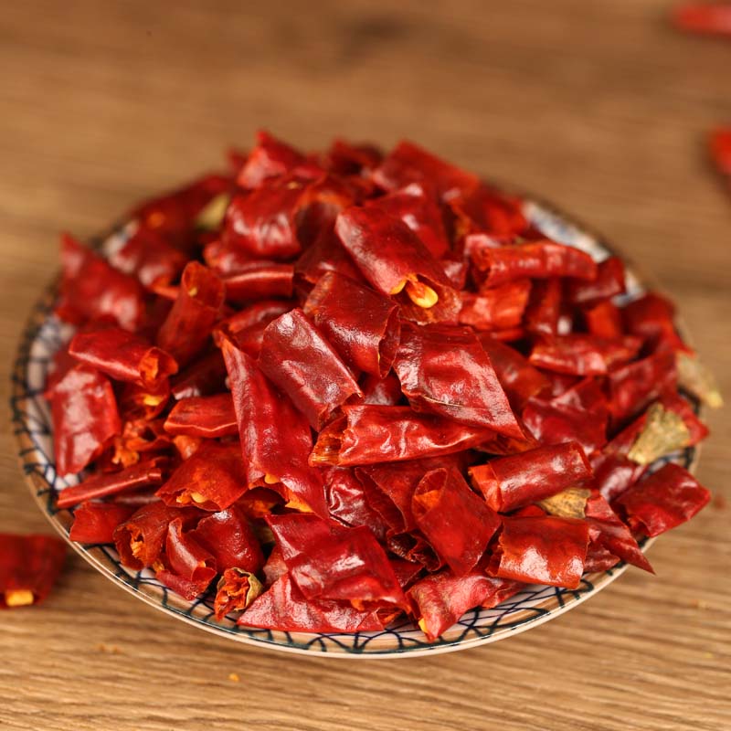Xiaomila dried chili segments on a patterned plate