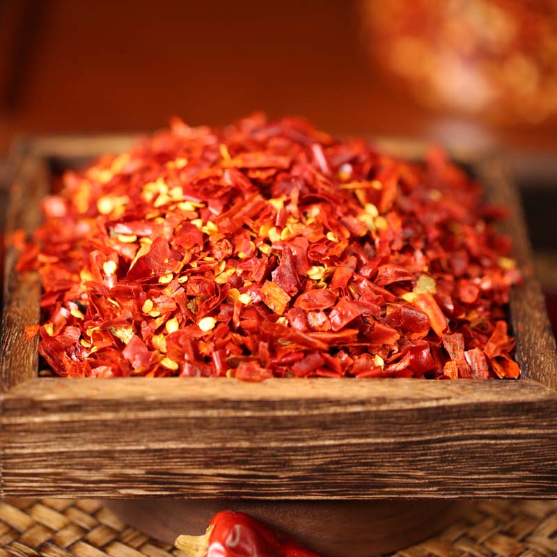 Erjingtiao coarse chili flakes filling a wooden tray