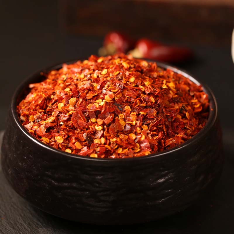 Huaxi coarse-ground chili powder in a black bowl
