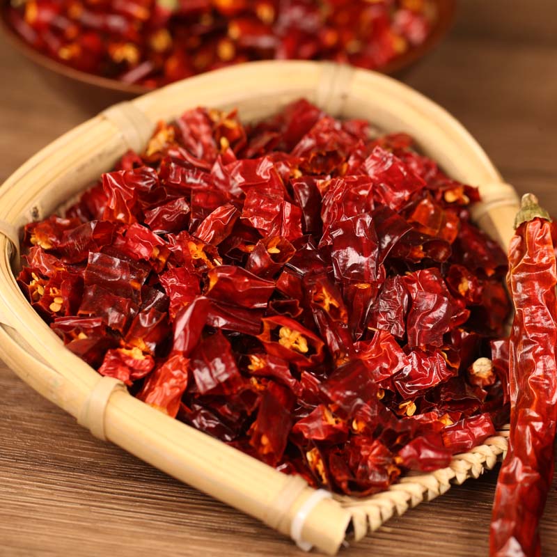 Erjingtiao dried chili segments filling a bamboo sieve