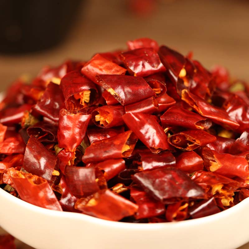 Mantianxing dried chili segments heaped in a white dish